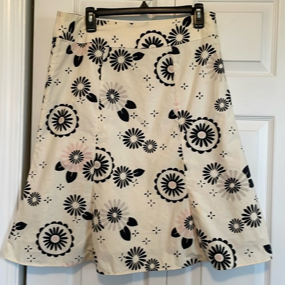 GAP Dresses & Skirts - Gap skirt. Sz 10. Lined. Knee length. Side zipper. Flare. Cream with navy & pink